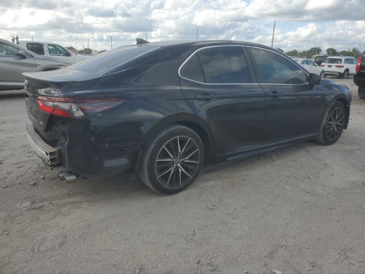 2021 Toyota Camry Se - Image 3