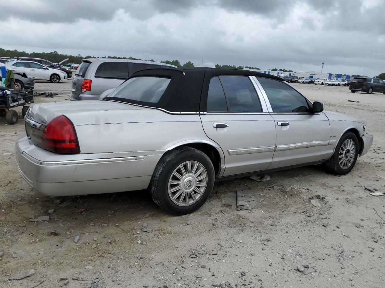 2010 Mercury Grand Marquis Ls - Image 3