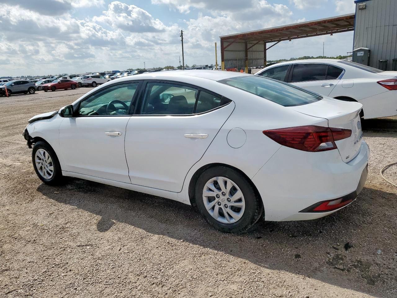 2020 Hyundai Elantra Se - Image 2