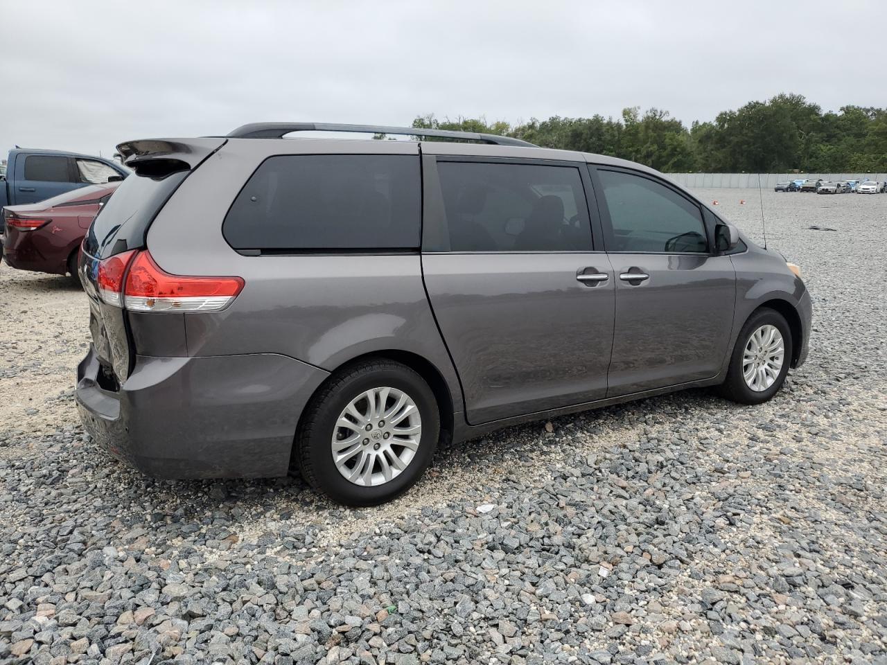2014 Toyota Sienna Xle - Фото 3