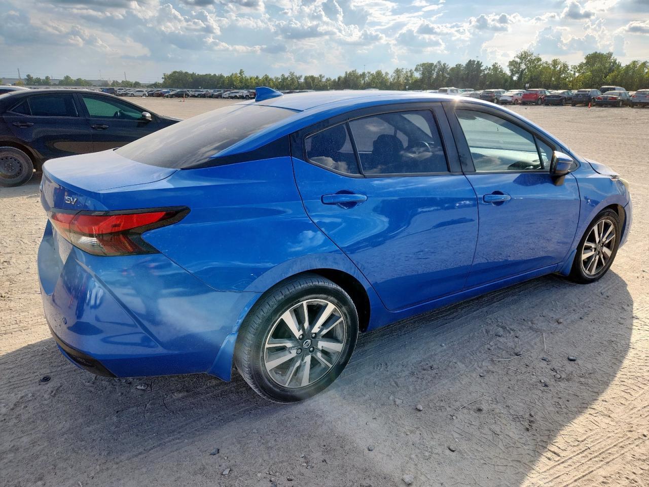 2020 Nissan Versa Sv - Image 3