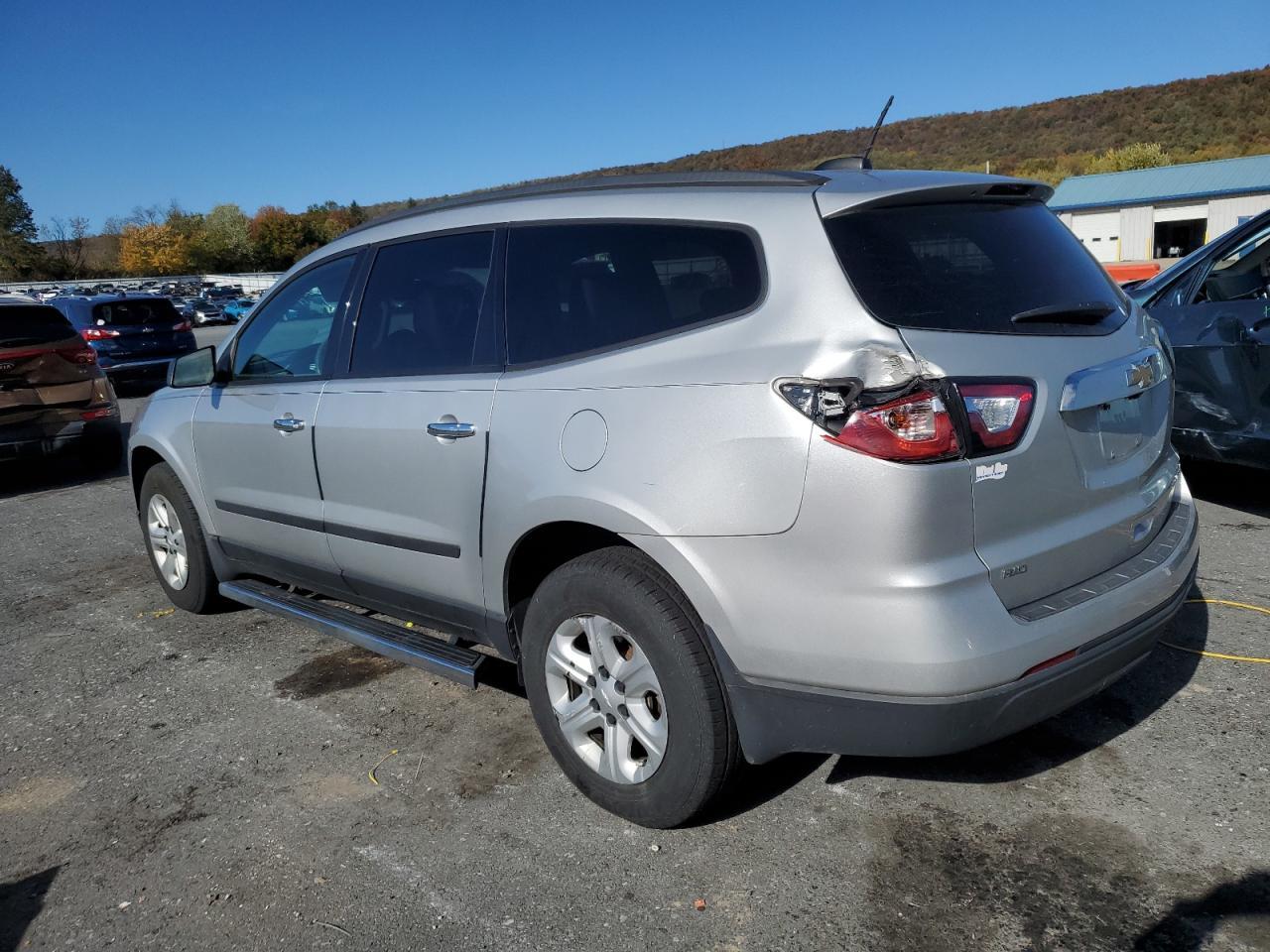 2016 Chevrolet Traverse Ls - Фото 2