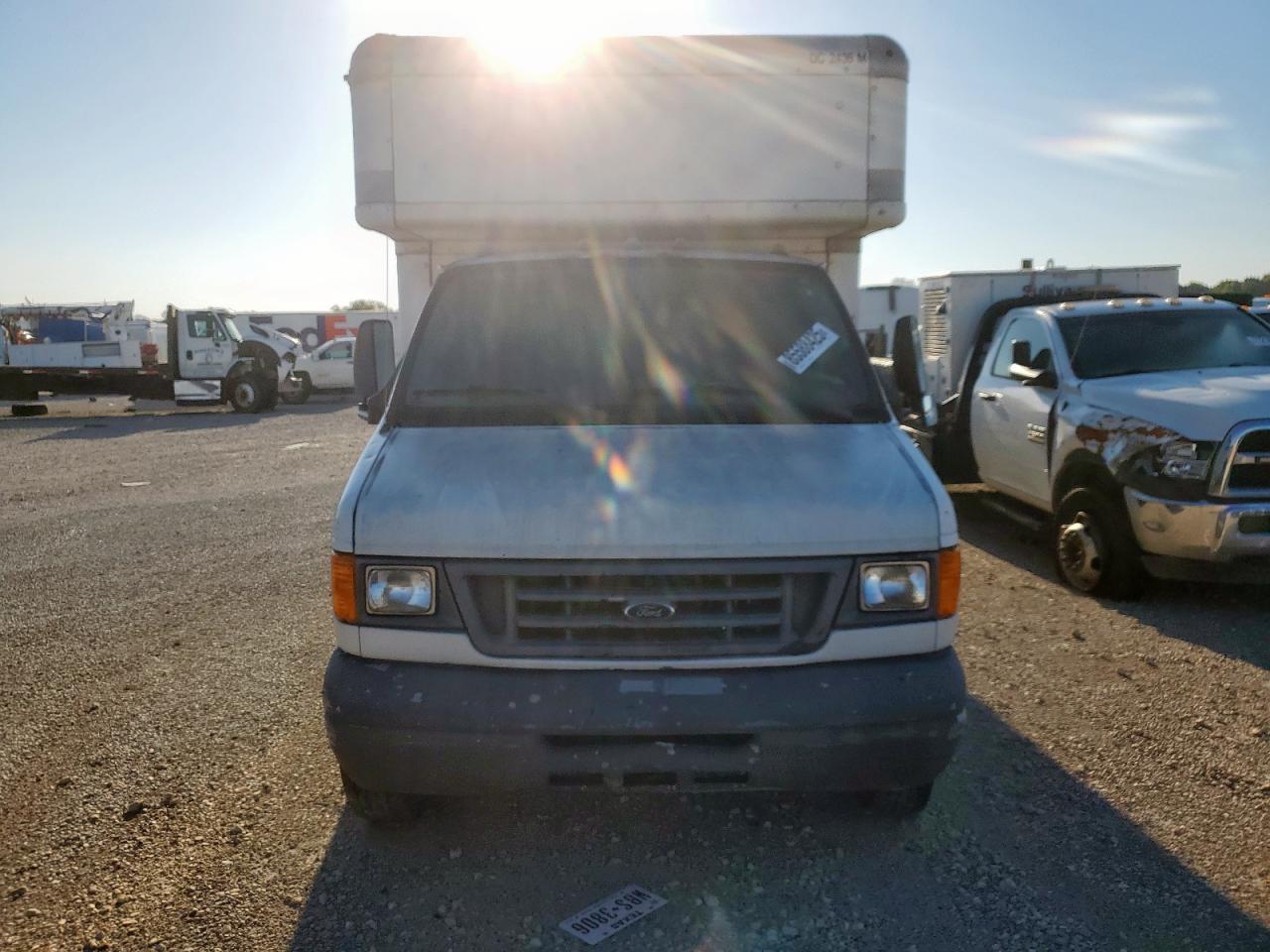 2006 Ford Econoline E450 Super Duty Cutaway Van - Фото 5