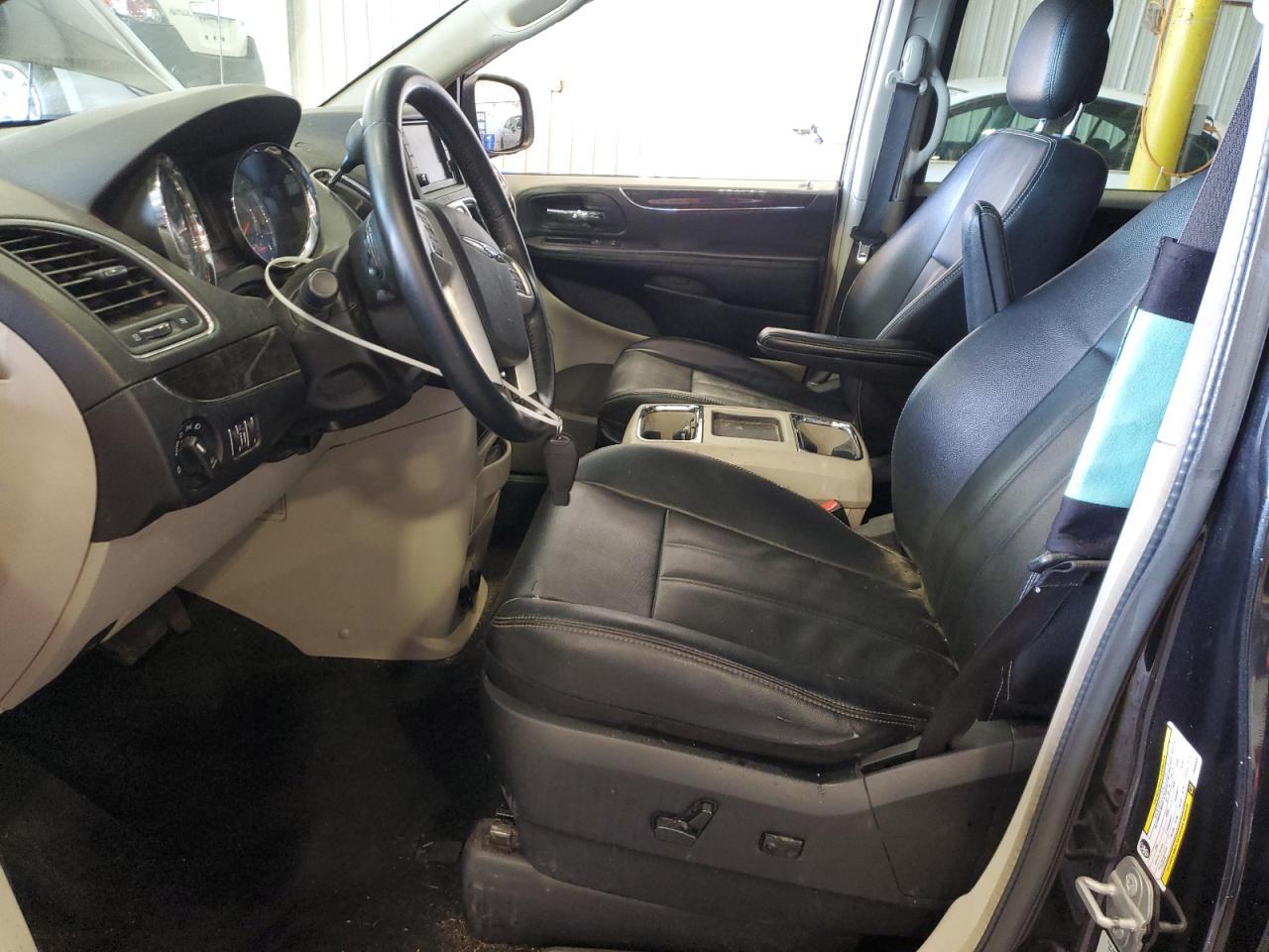 2015 Chrysler Town & Country Touring - Image 7