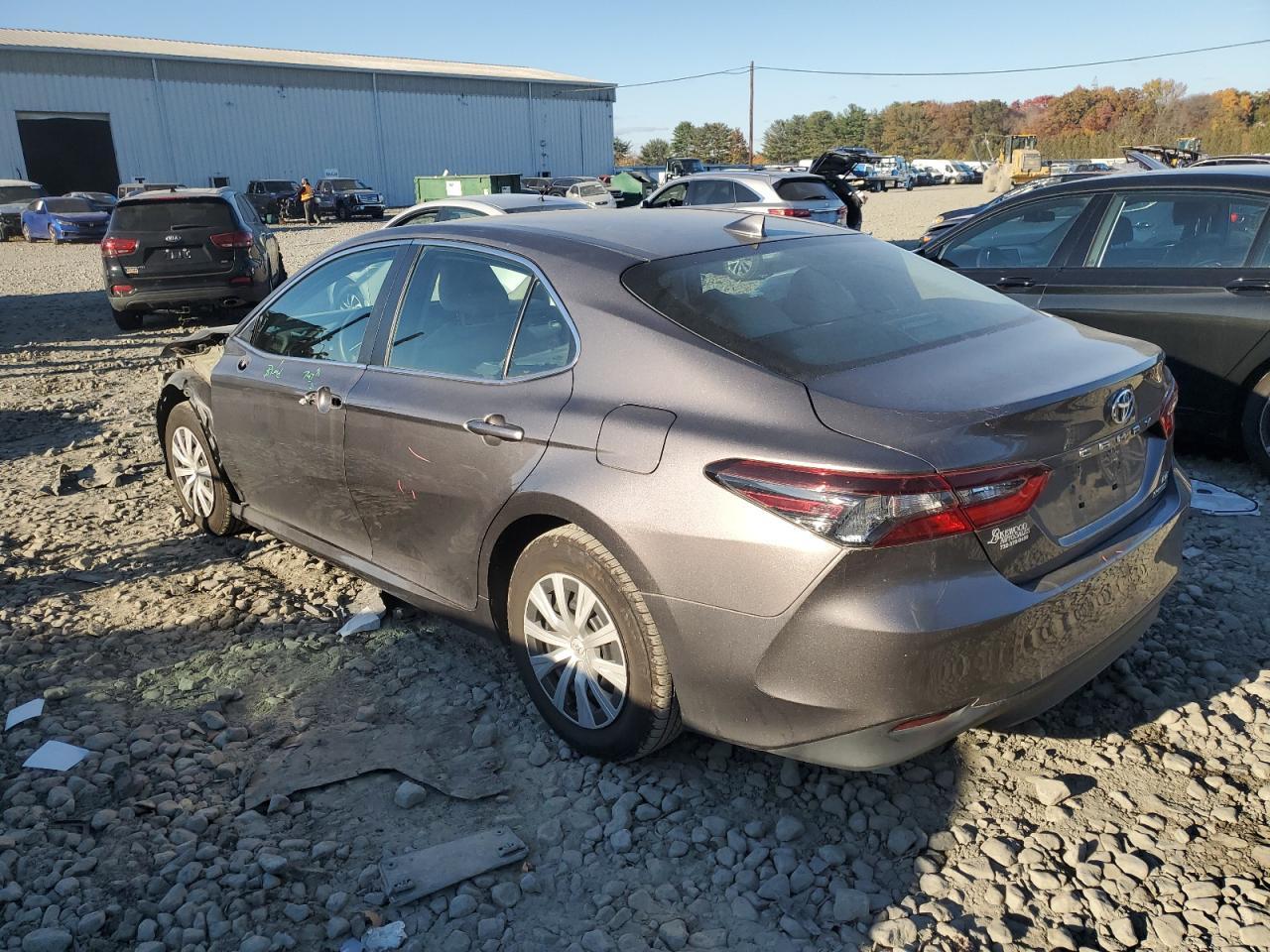 2022 Toyota Camry Le - Фото 2