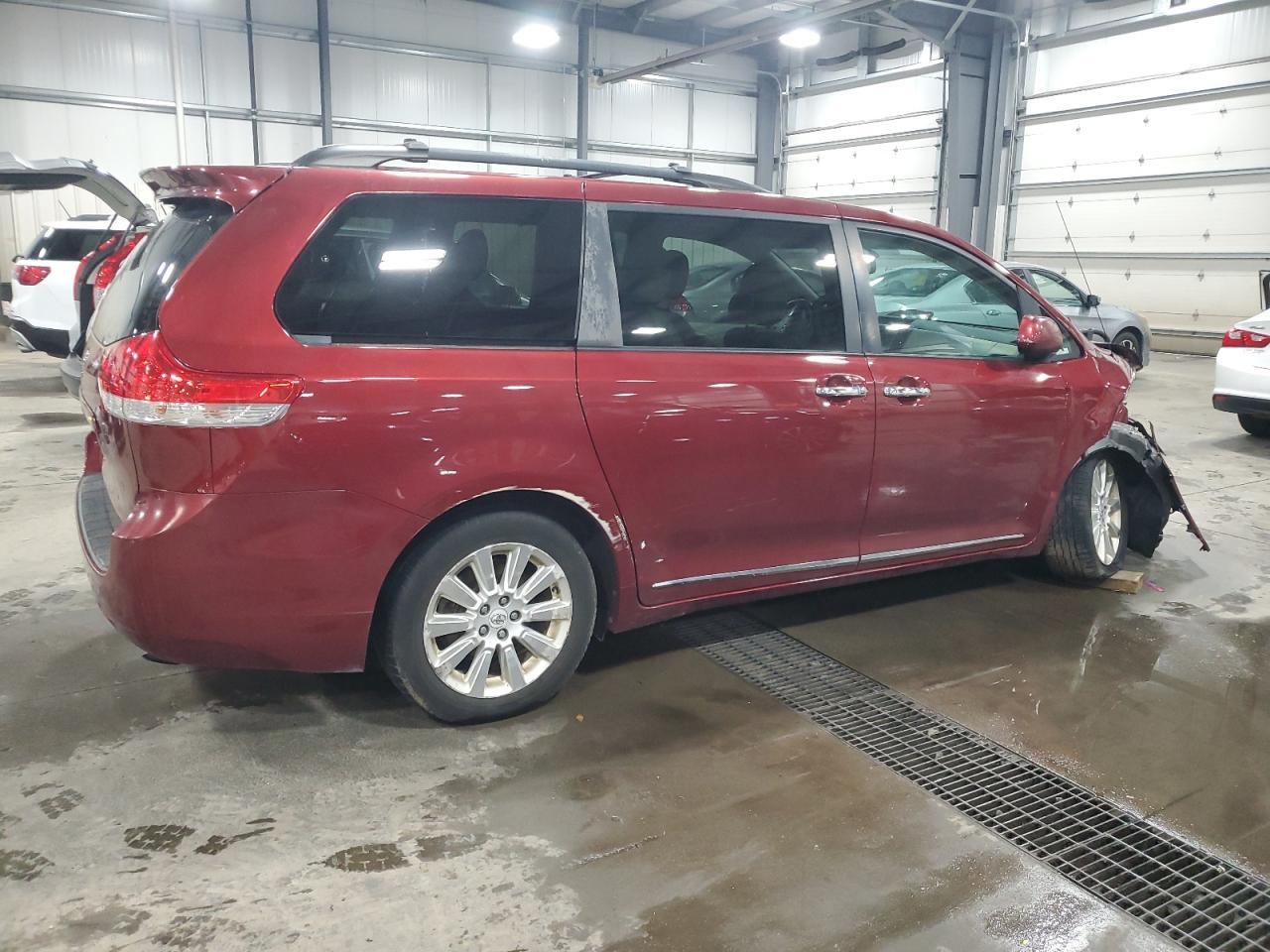 2011 Toyota Sienna Le - Image 3