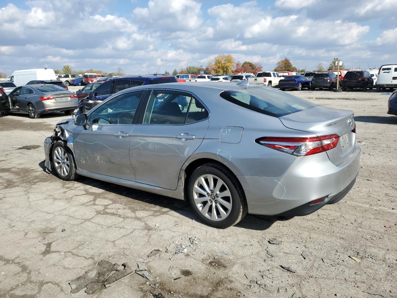 2020 Toyota Camry Le - Фото 2