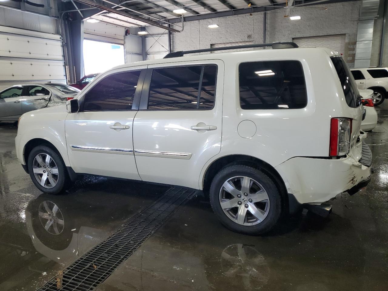 2015 Honda Pilot Touring - Image 2