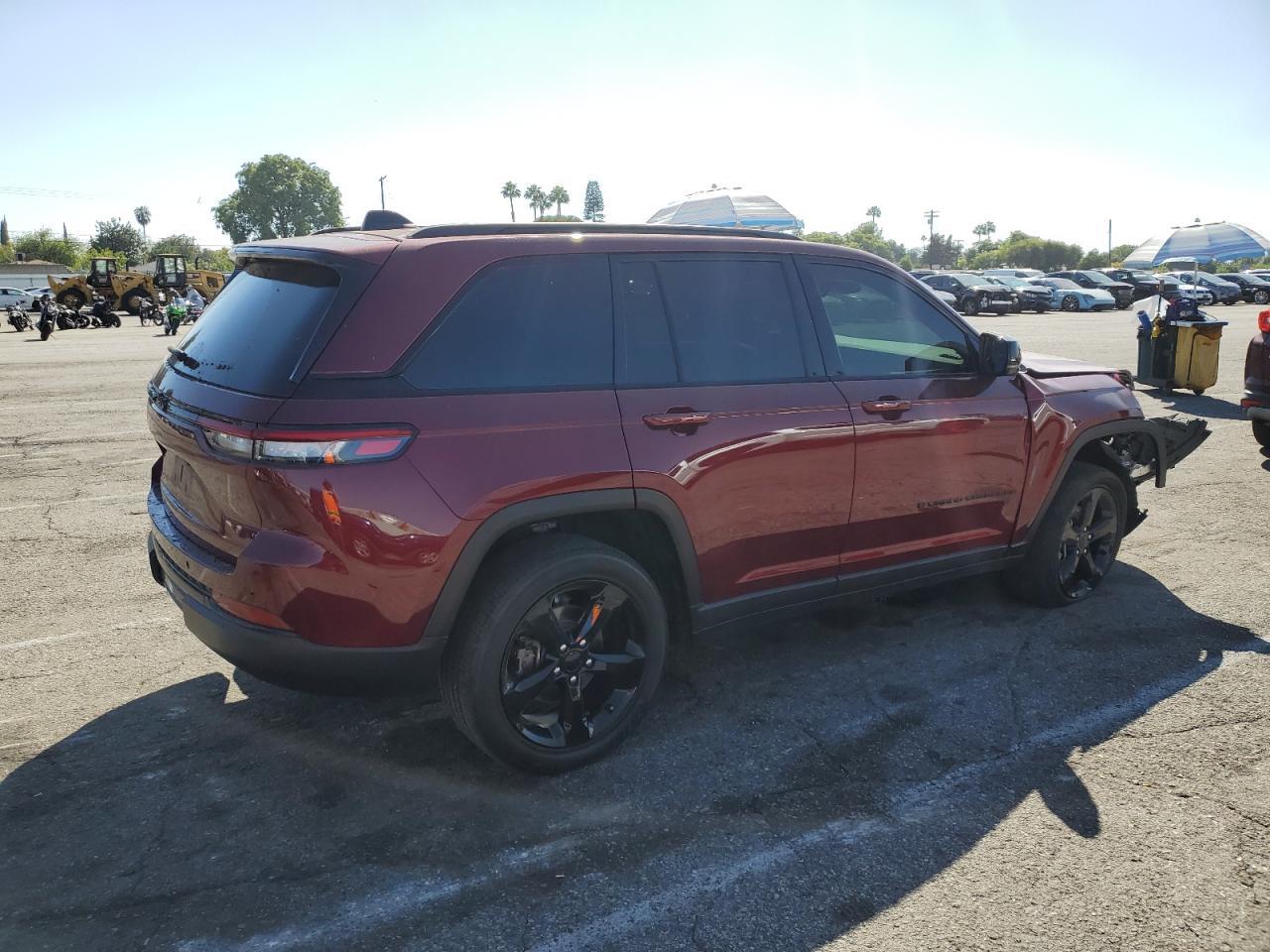 2023 Jeep Grand Cherokee Laredo - Image 3
