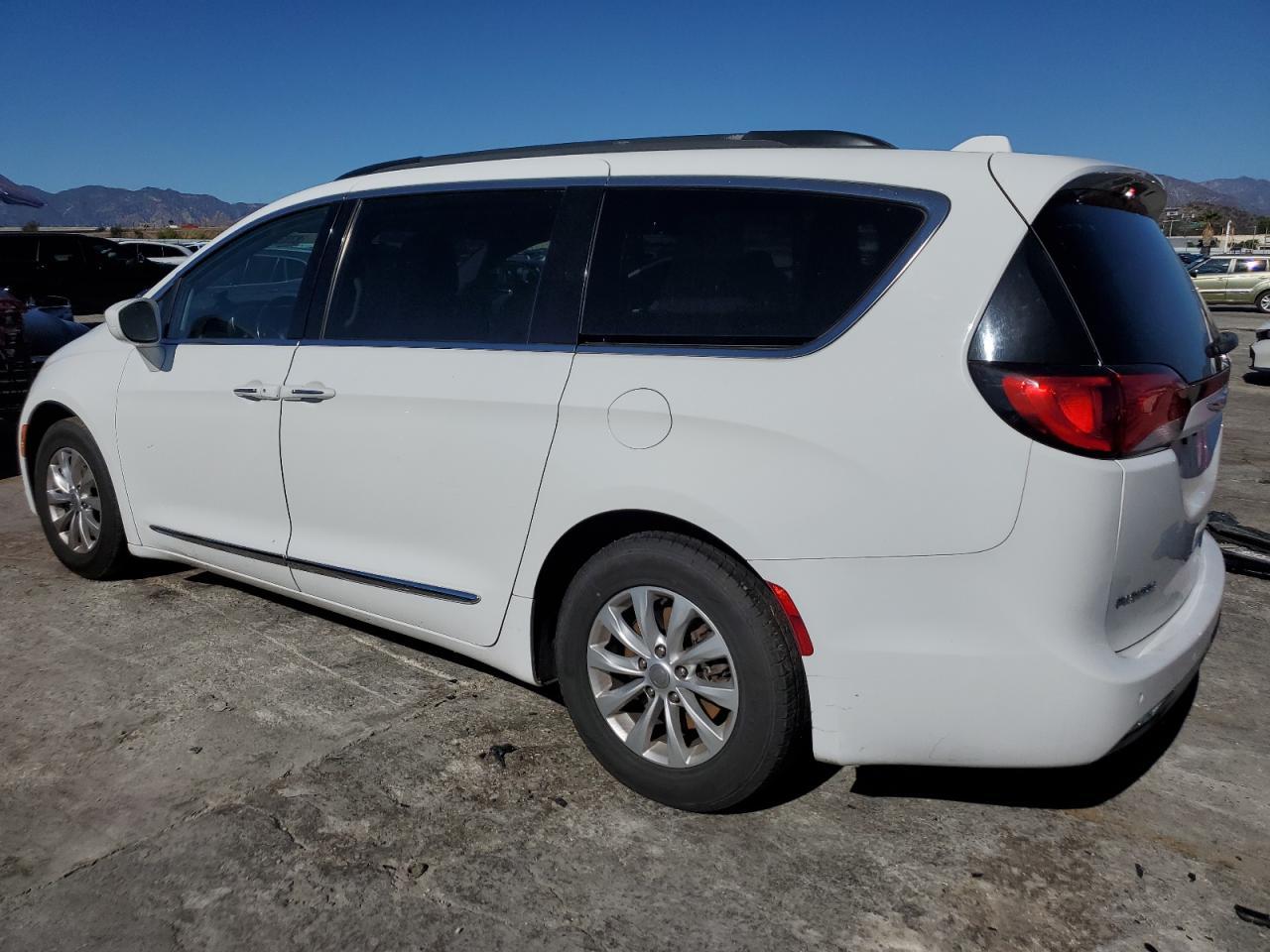 2017 Chrysler Pacifica Touring L - Image 2