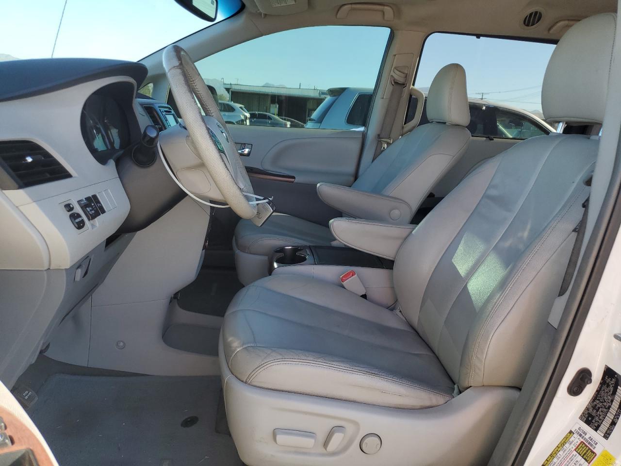 2014 Toyota Sienna Xle - Image 7