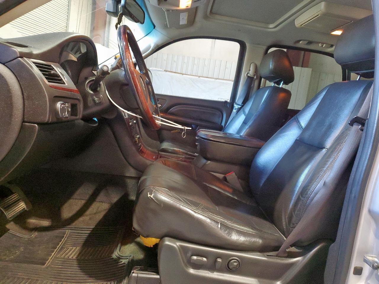 2010 Cadillac Escalade Premium - Image 7