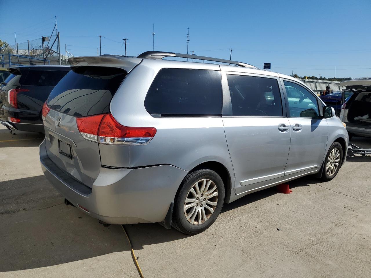 2012 Toyota Sienna Xle - Фото 3