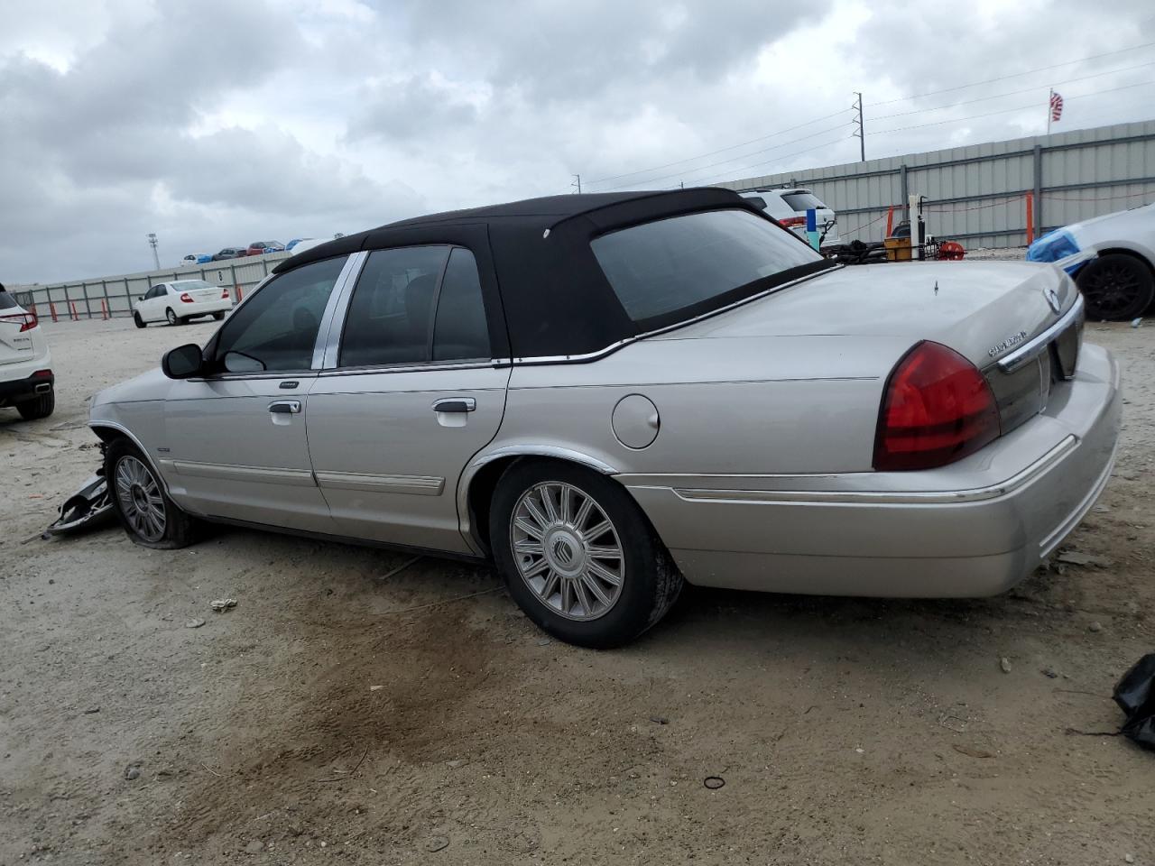 2010 Mercury Grand Marquis Ls - Image 2