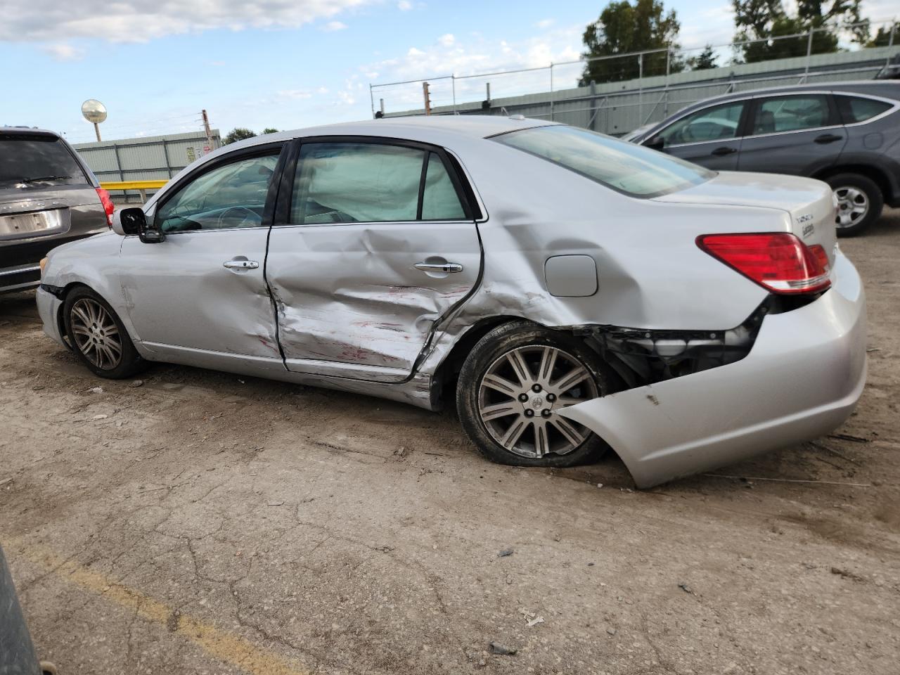 2010 Toyota Avalon Xl - Image 2