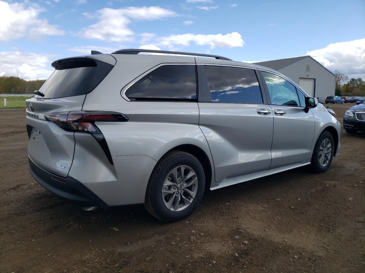2025 Toyota Sienna Xle - Фото 3