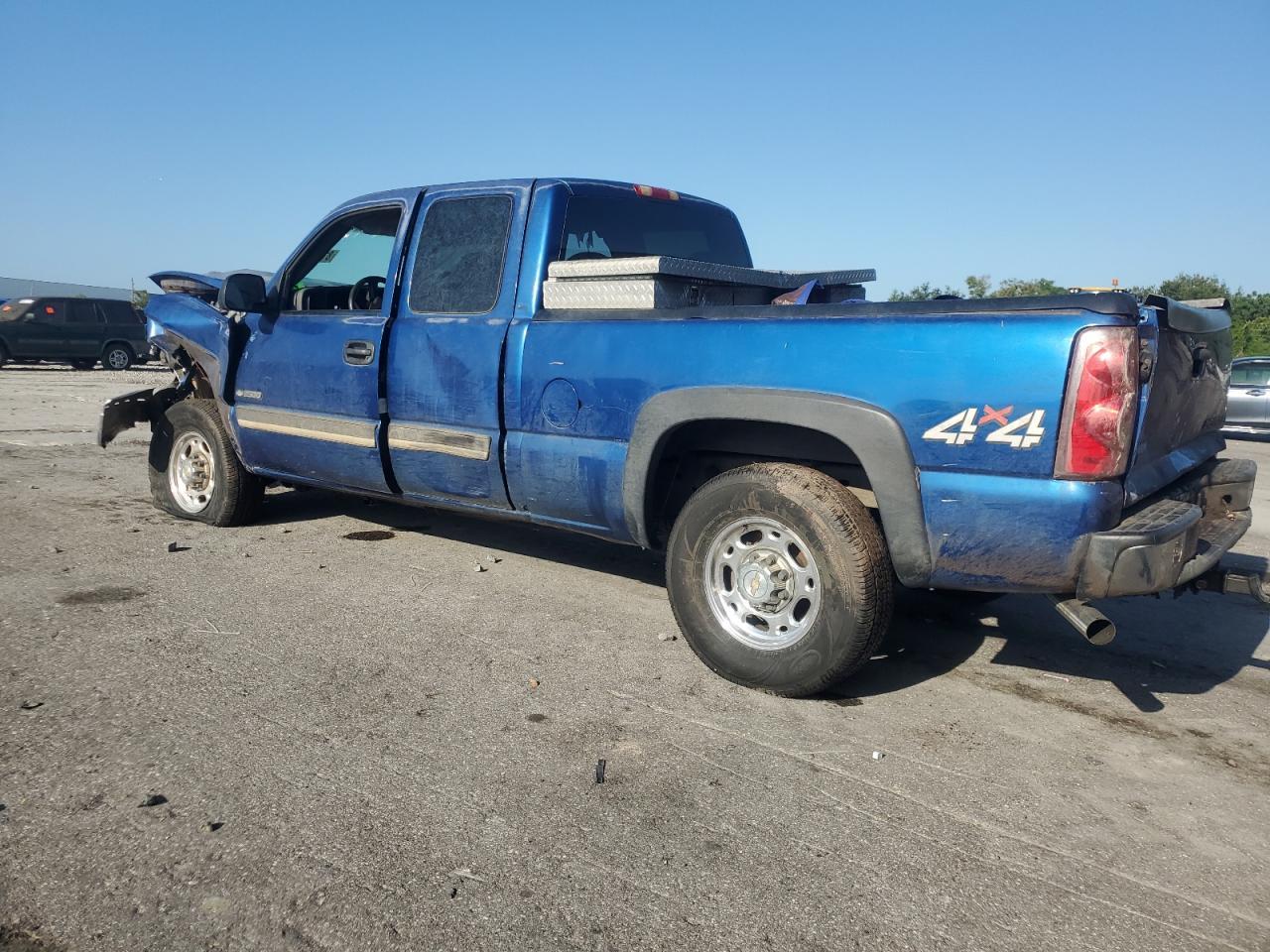 2003 Chevrolet Silverado K2500 - Image 2
