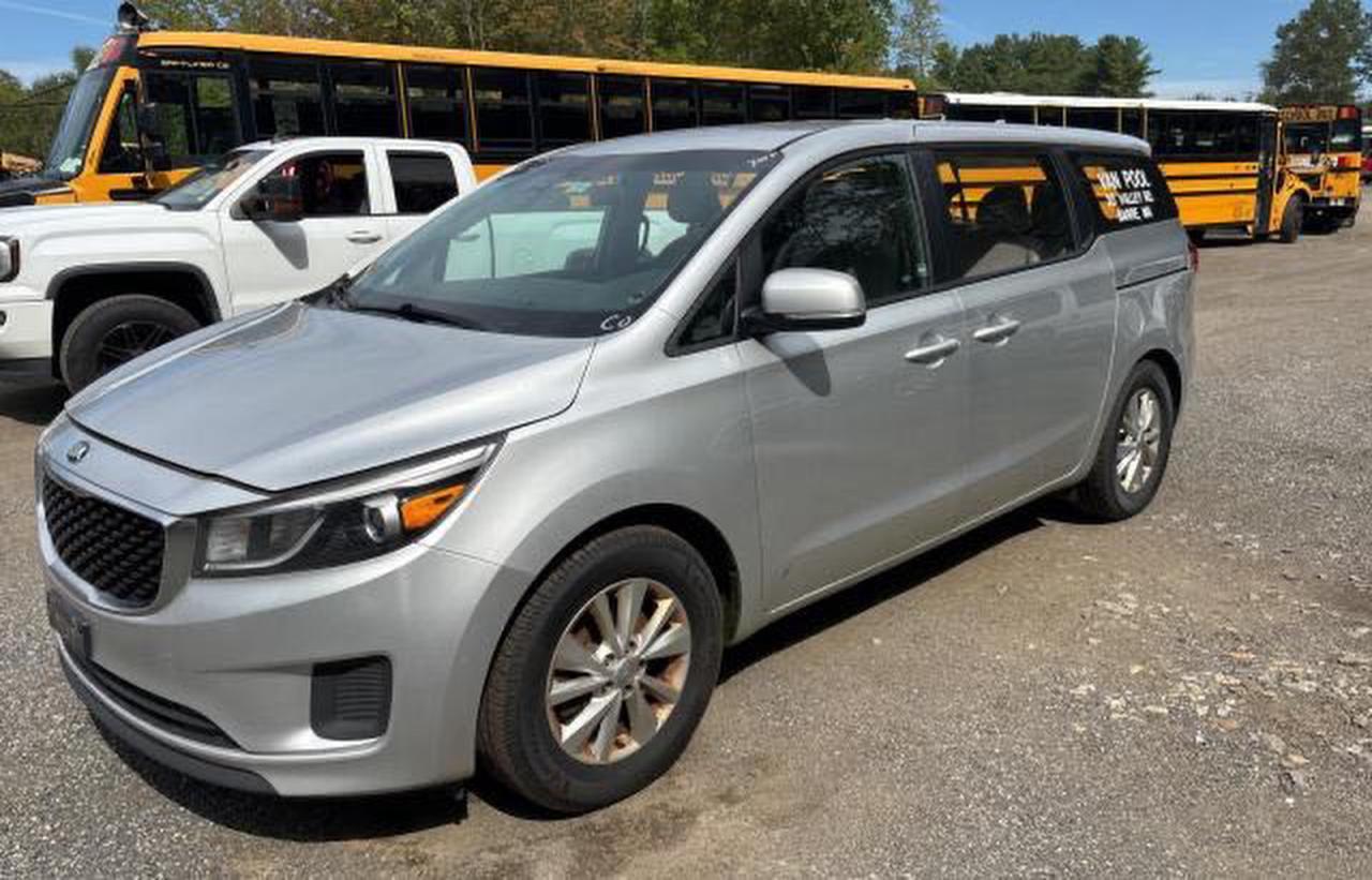 2017 Kia Sedona L - Image 2
