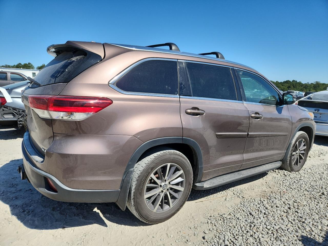 2017 Toyota Highlander Se - Фото 3