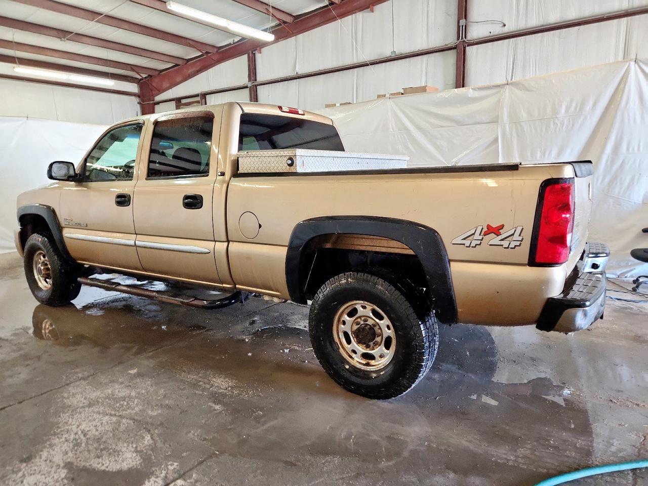 2004 GMC Sierra K2500 Heavy Duty - Image 2