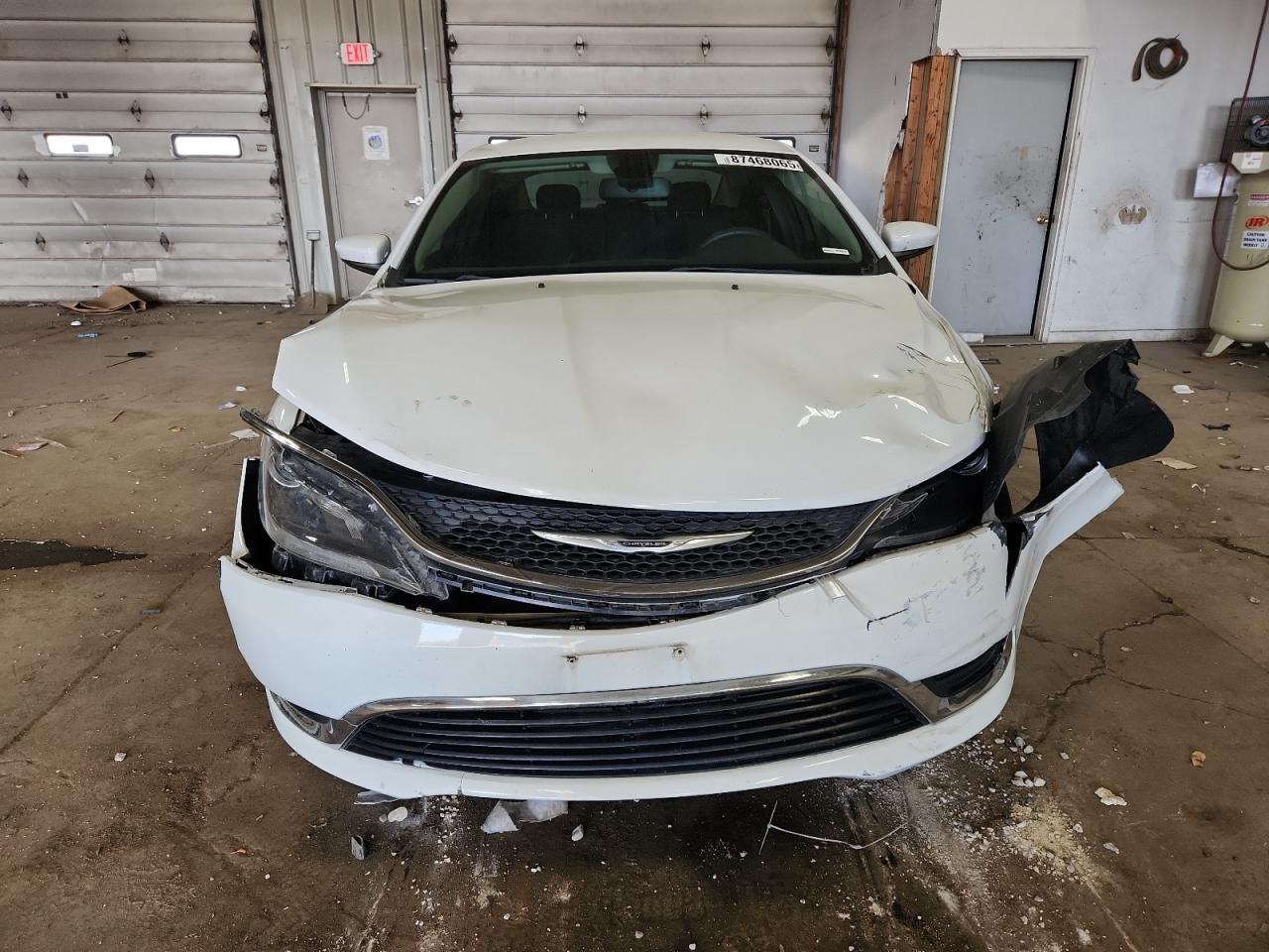 2016 Chrysler 200 Limited - Фото 5