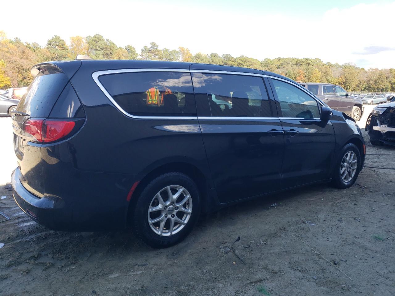 2022 Chrysler Voyager Lx - Image 3