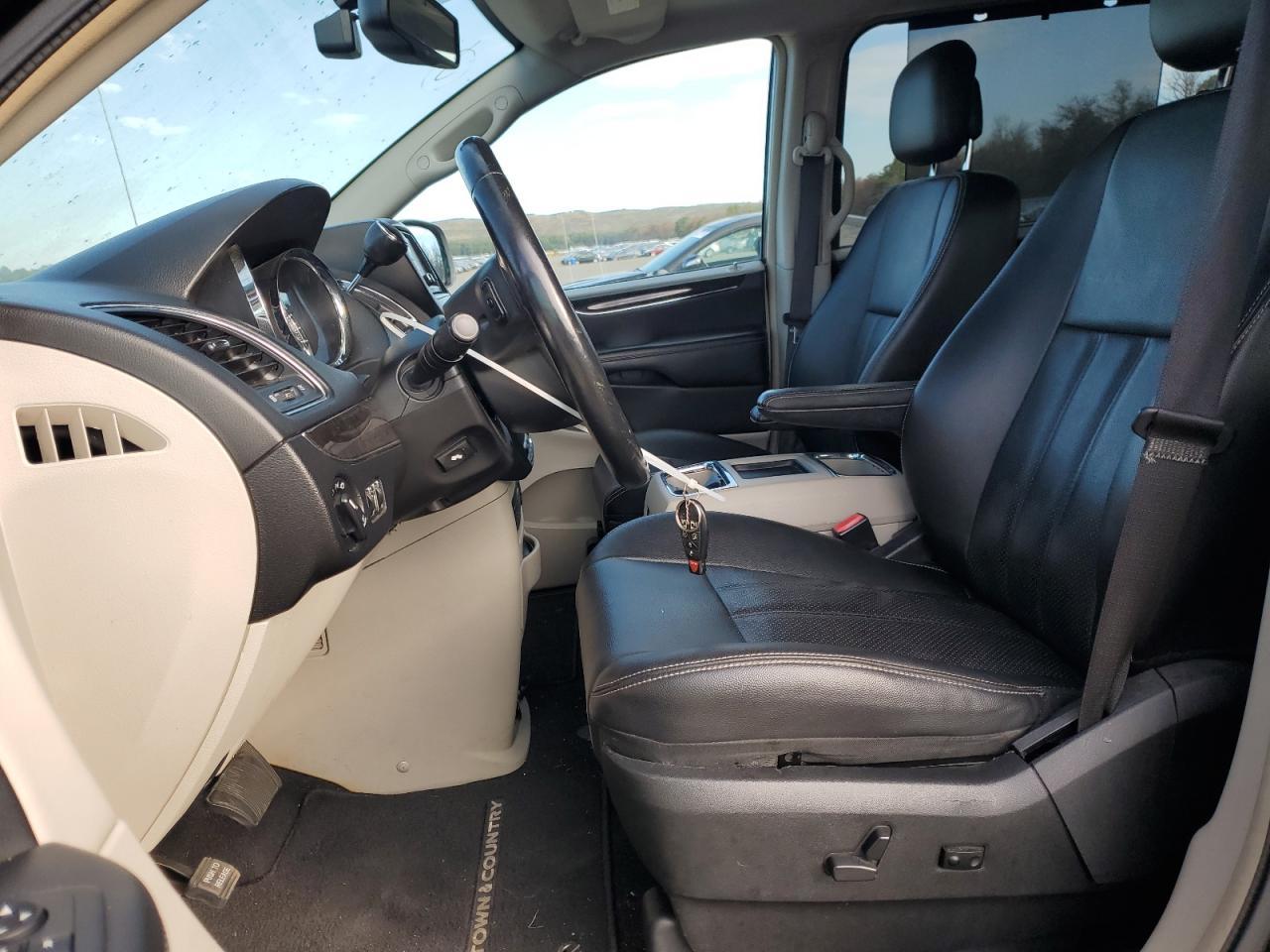 2013 Chrysler Town & Country Touring L - Фото 7