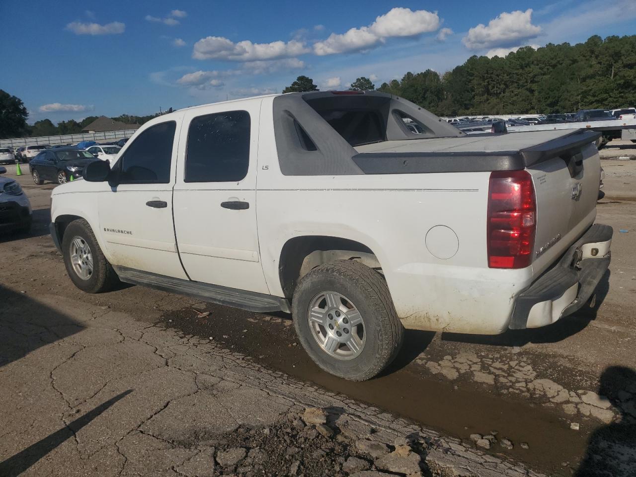 2007 Chevrolet Avalanche C1500 - Image 2