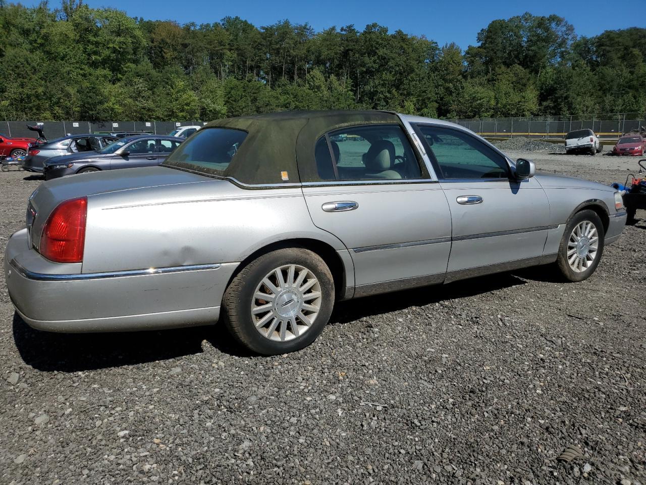 2003 Lincoln Town Car Signature - Image 3