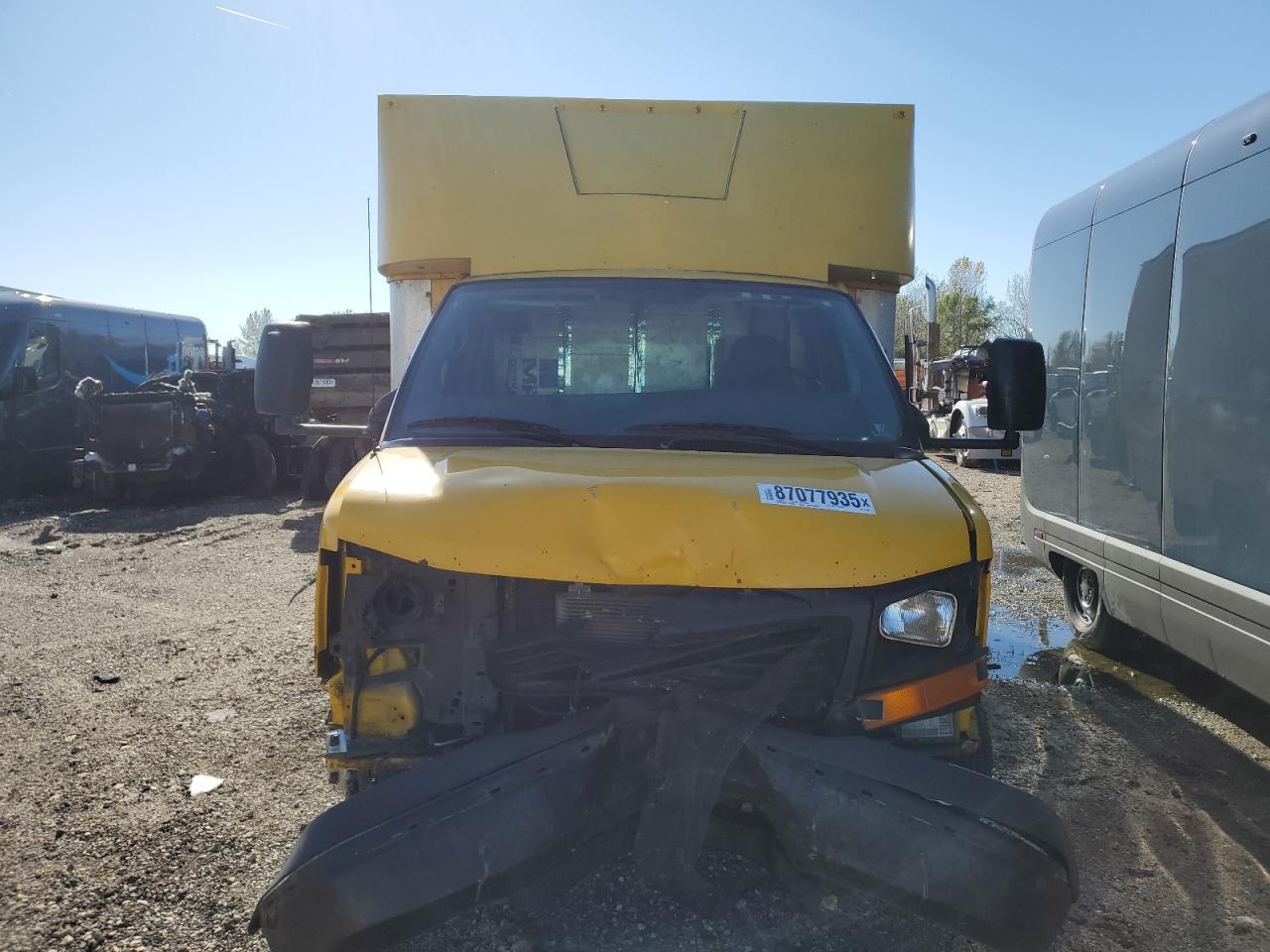 2005 GMC Savana Box Truck - Фото 5