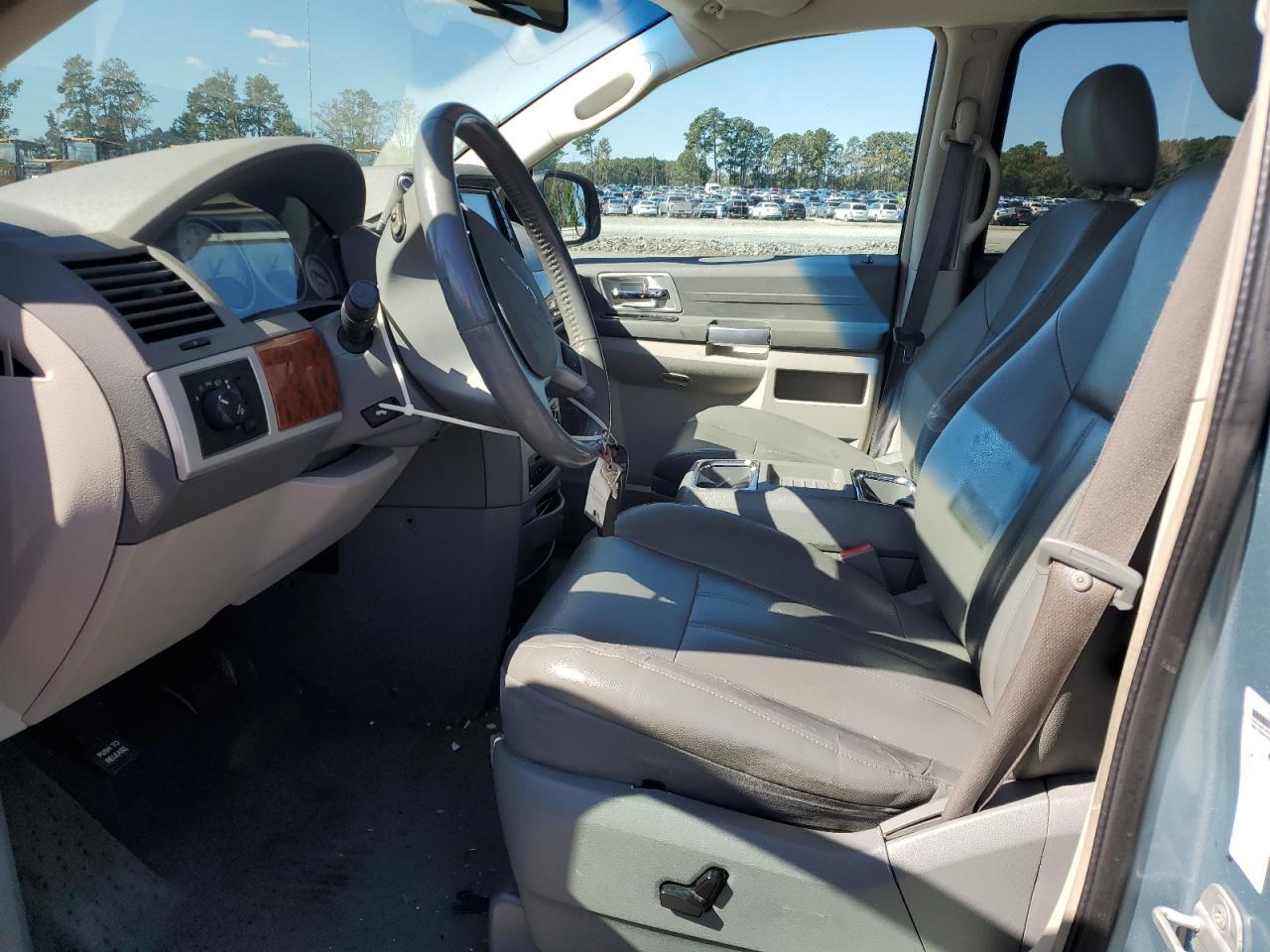 2008 Chrysler Town & Country Touring - Image 7