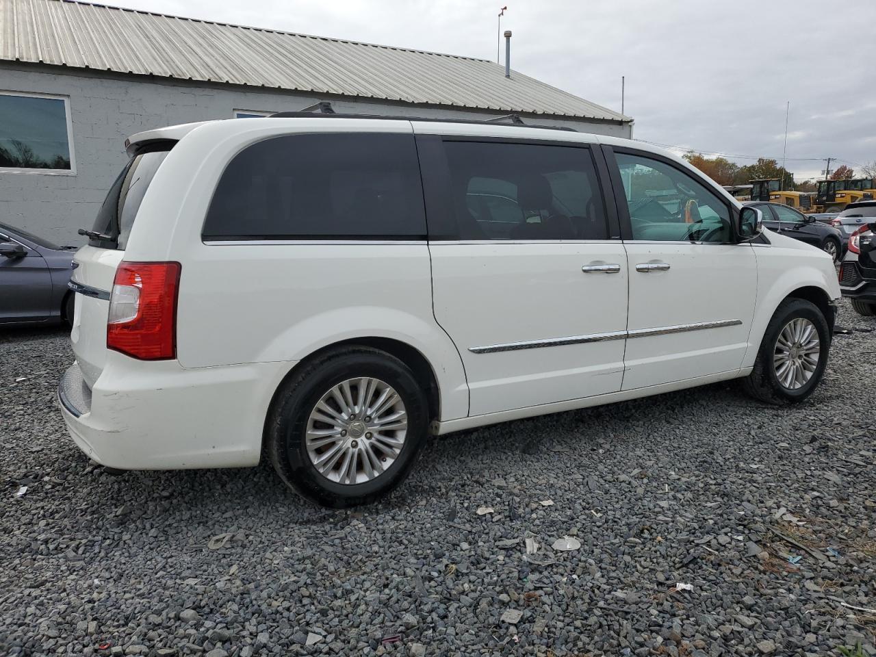 2013 Chrysler Town & Country Touring L - Фото 3