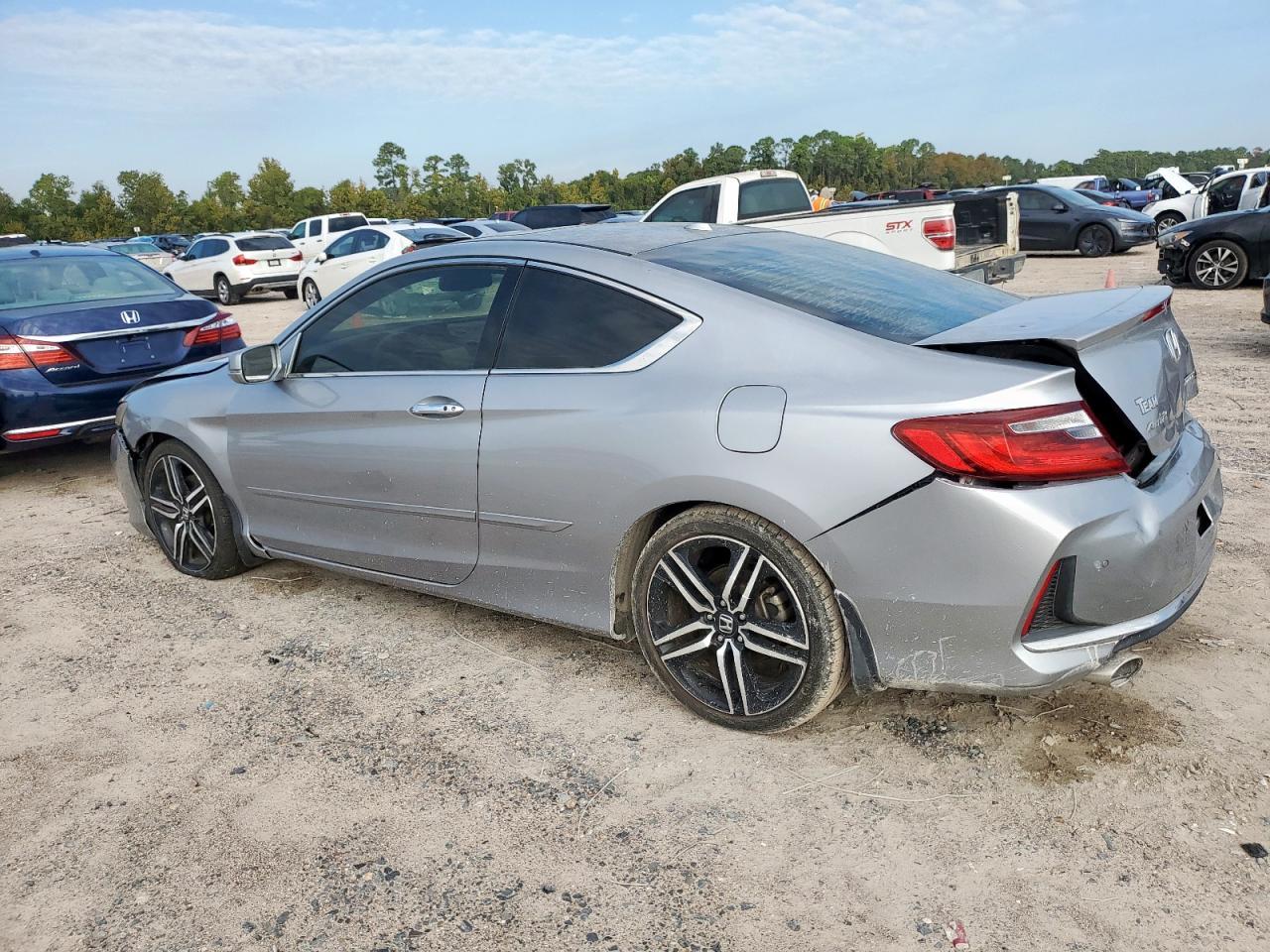 2016 Honda Accord Touring - Фото 2