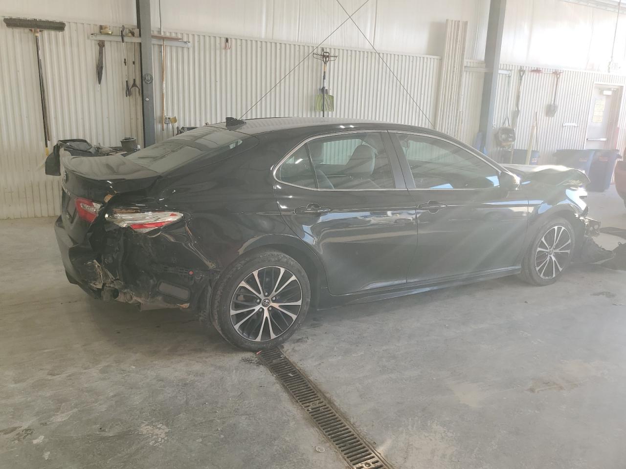 2020 Toyota Camry Se - Фото 3