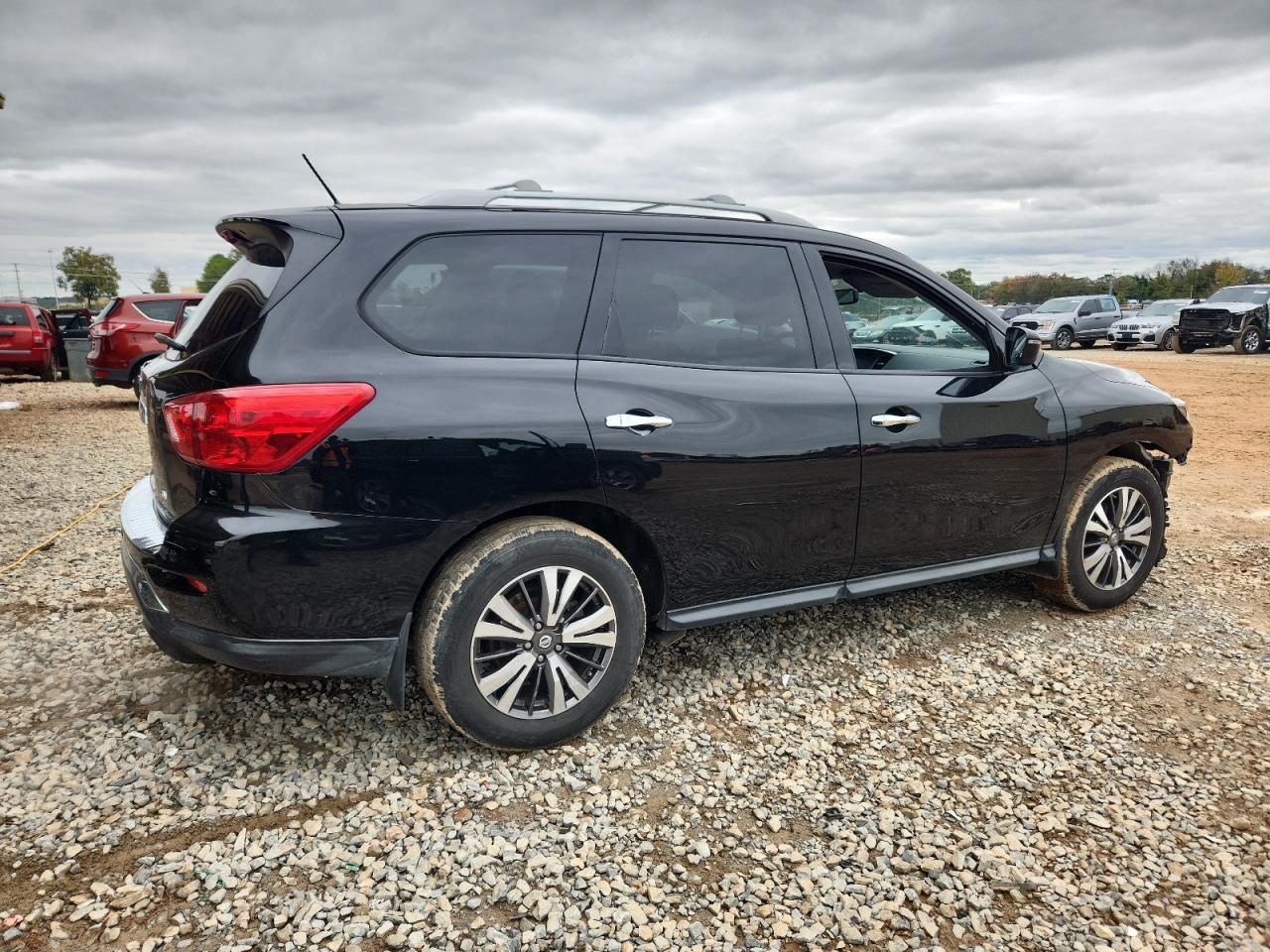 2017 Nissan Pathfinder S - Image 3