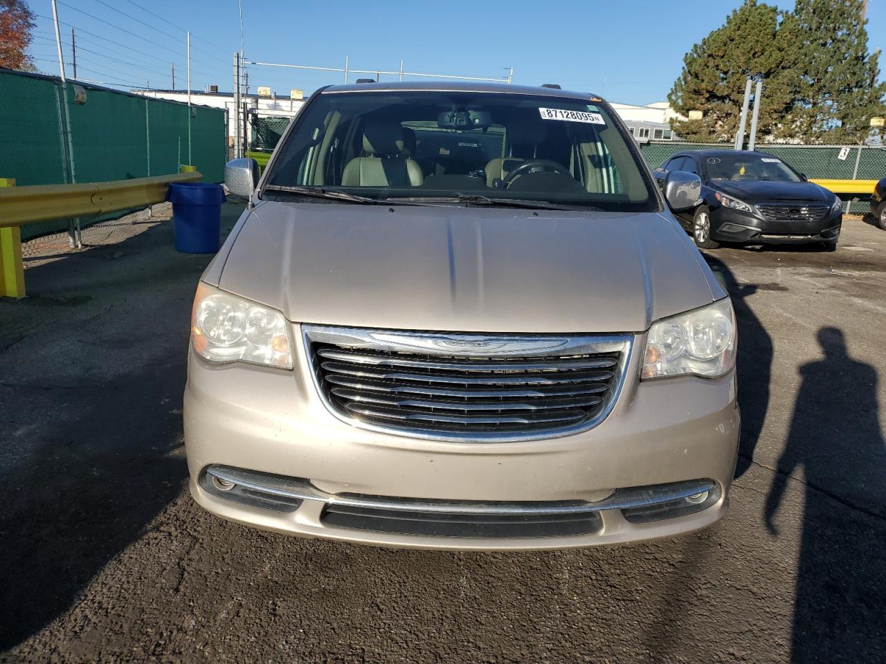 2013 Chrysler Town & Country Touring L - Фото 5