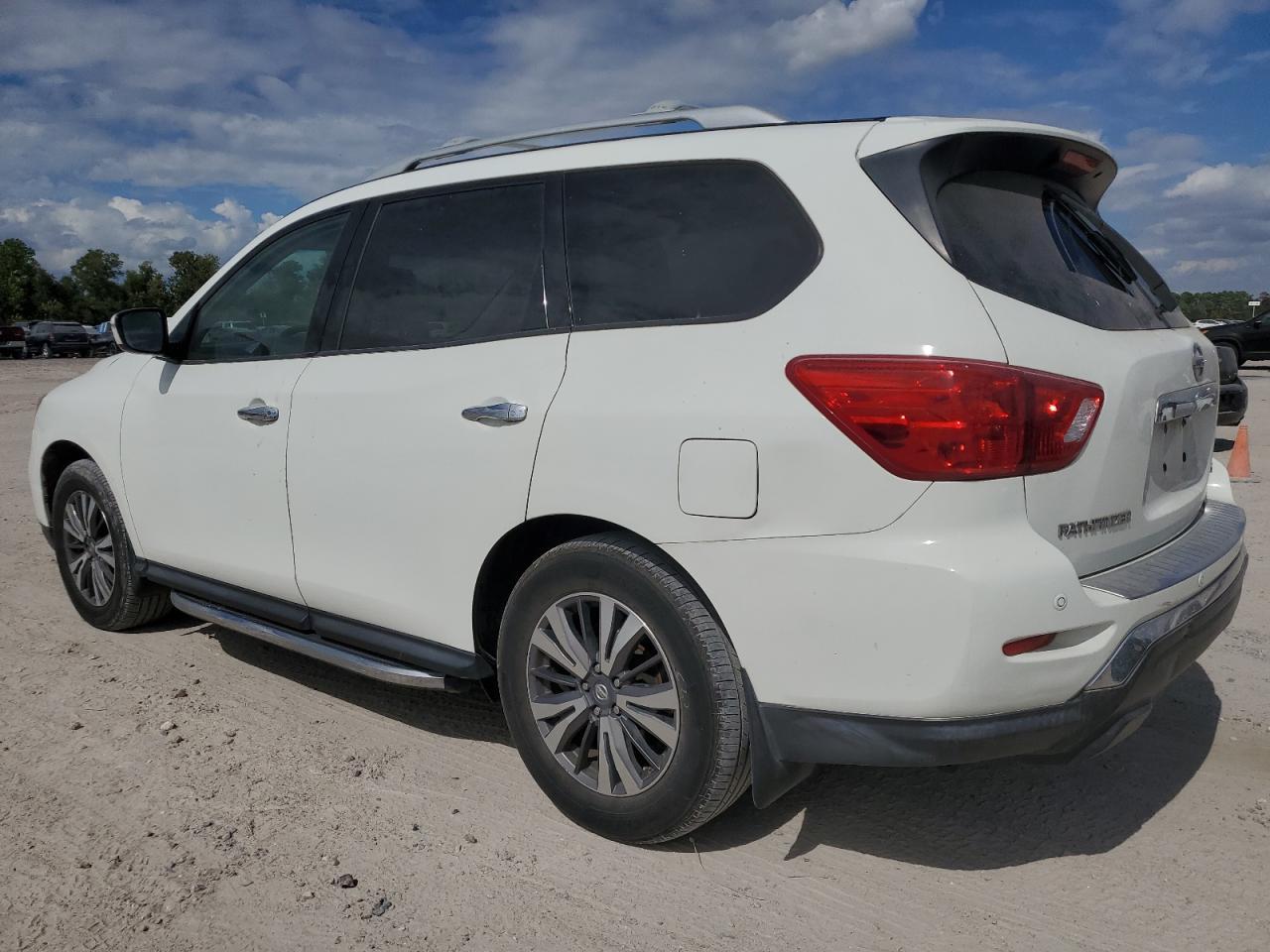 2018 Nissan Pathfinder S - Фото 2