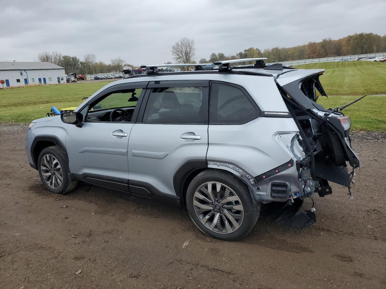 2025 Subaru Forester Touring - Фото 2