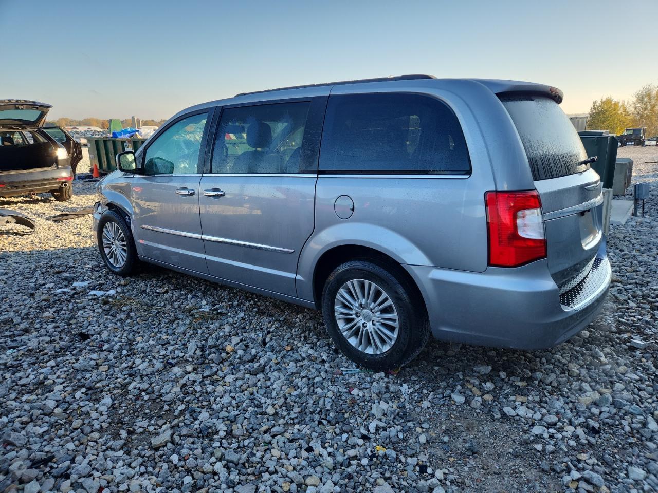 2015 Chrysler Town & Country Touring L - Фото 2