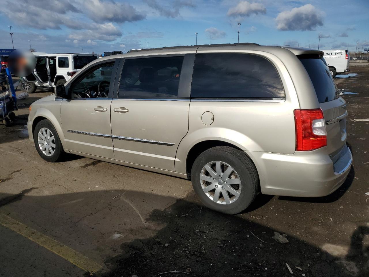 2015 Chrysler Town & Country Touring - Фото 2