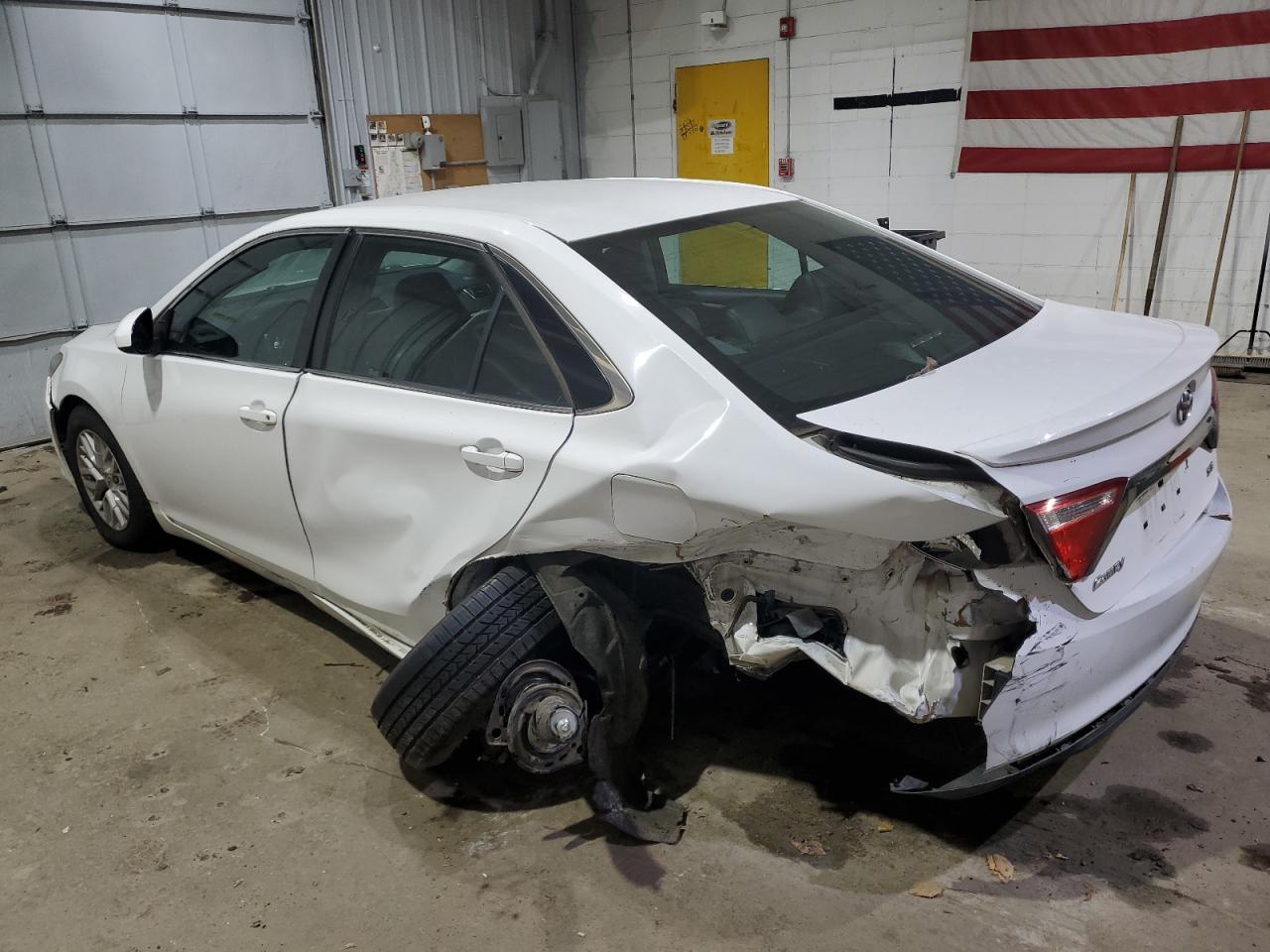 2017 Toyota Camry Le - Фото 2