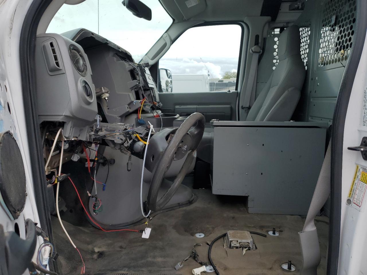 2011 Ford Econoline E250 Van - Фото 7