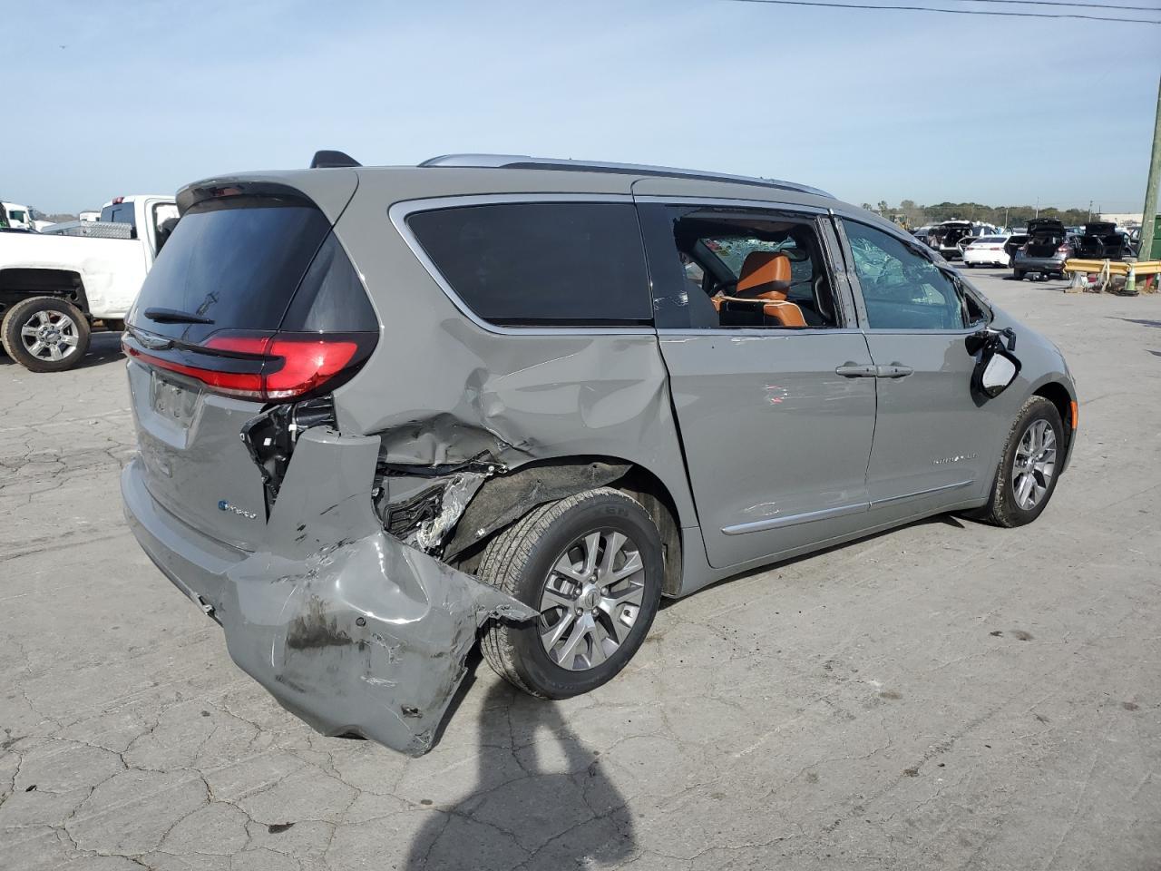 2025 Chrysler Pacifica Hybrid Pinnacle - Image 3
