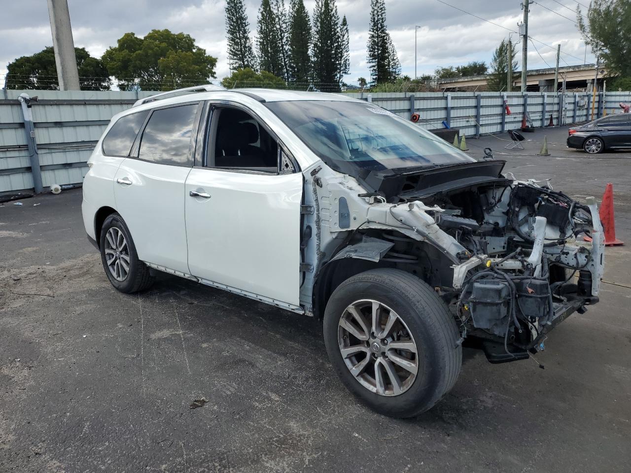 2016 Nissan Pathfinder S - Image 4