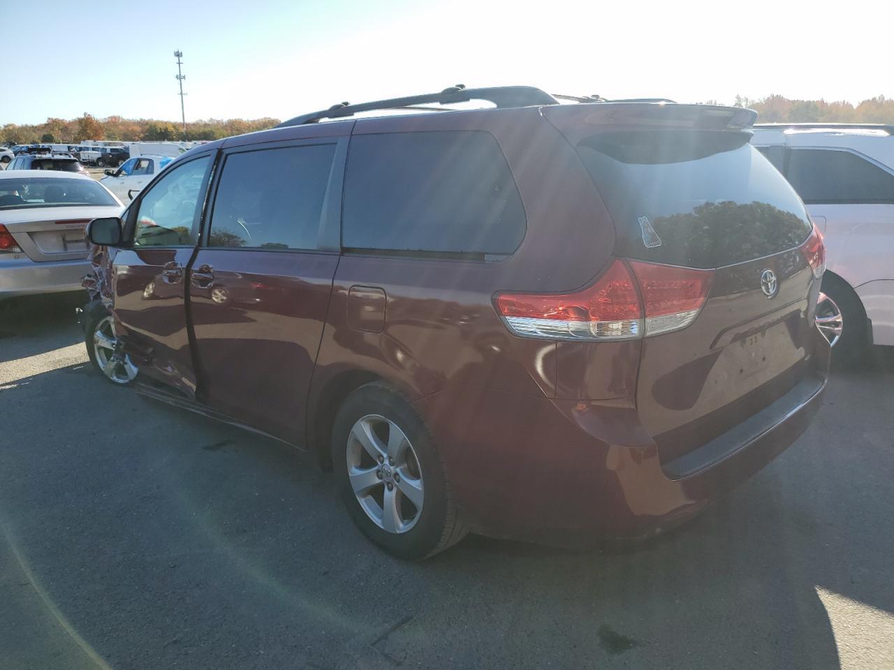 2013 Toyota Sienna Le - Фото 2
