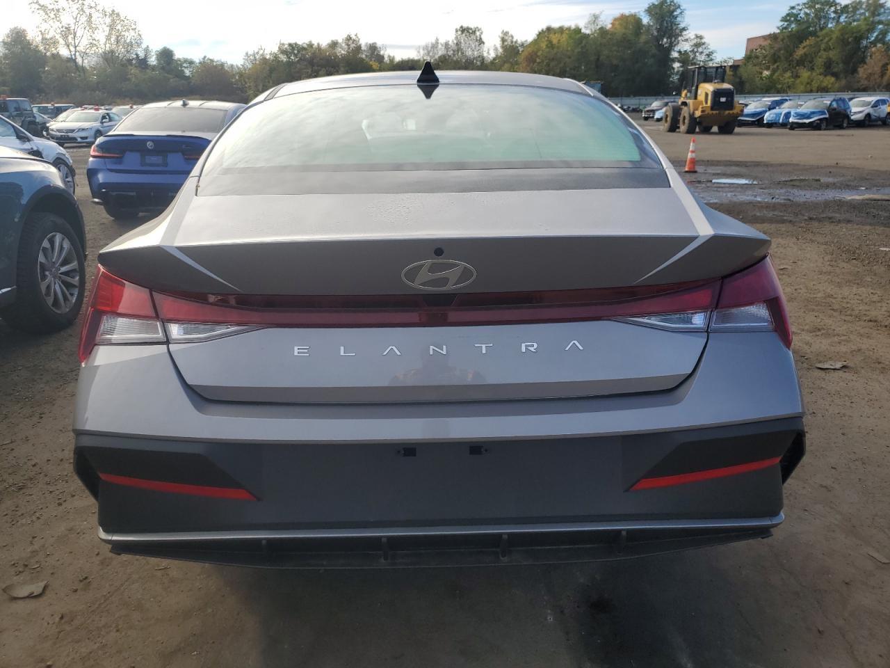 2025 Hyundai Elantra Se - Фото 6