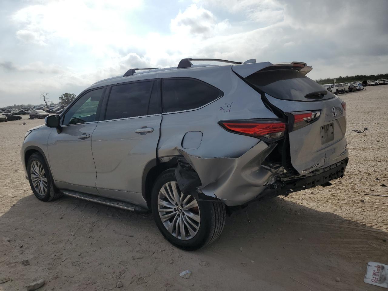 2023 Toyota Highlander L - Фото 2