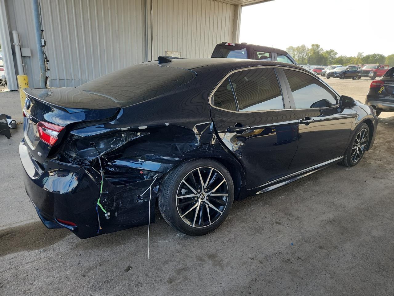 2021 Toyota Camry Se - Фото 3