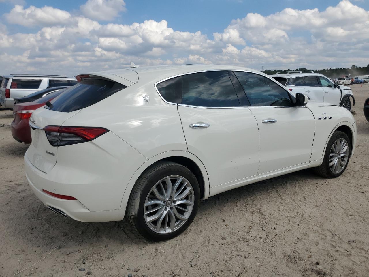 2022 Maserati Levante Base - Фото 3