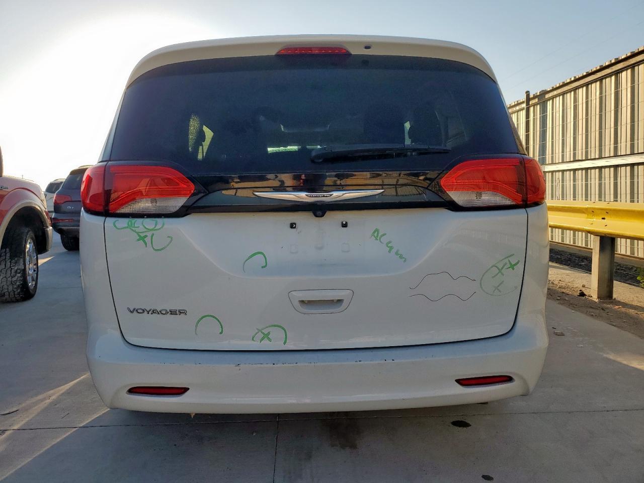 2023 Chrysler Voyager Lx - Фото 6